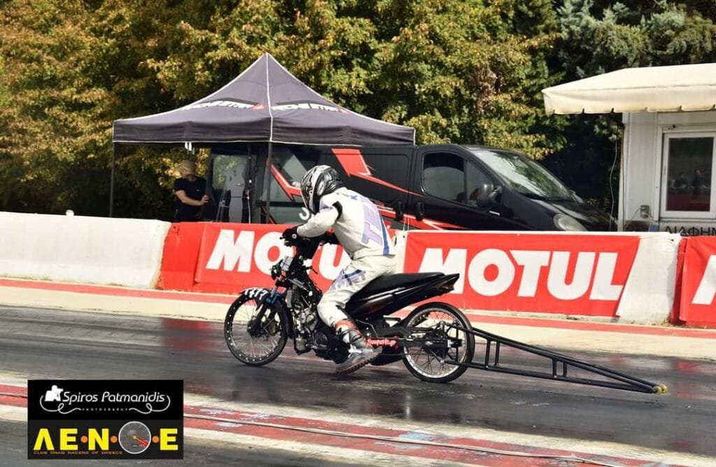 Μοτοσυκλέτα Dragster 2022 σε αγωνιστική δράση