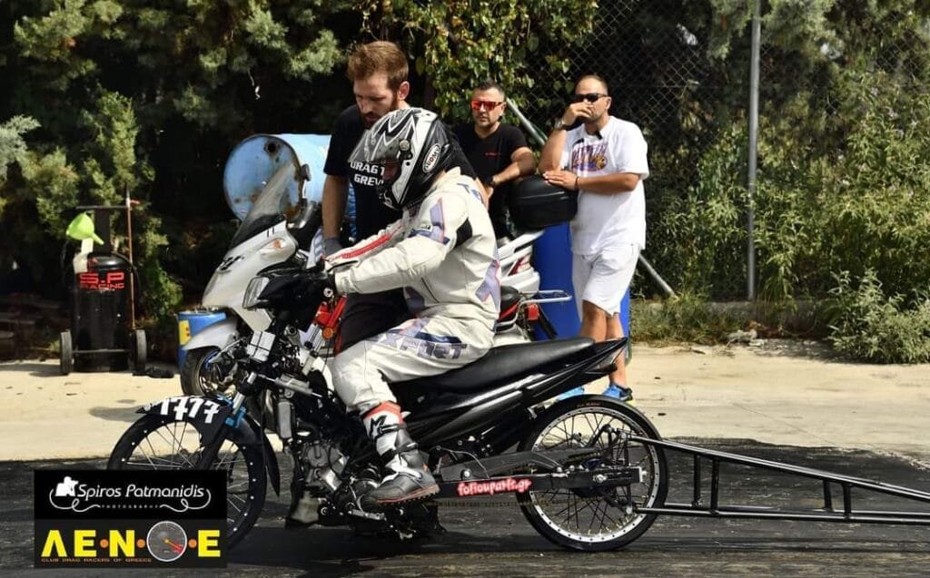 Μοτοσυκλέτα Dragster 2022 σε αγωνιστική δράση