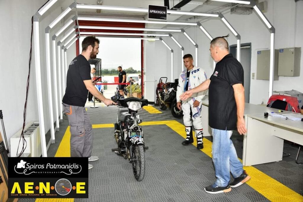 Μοτοσυκλέτα Dragster 2022 σε αγωνιστική δράση